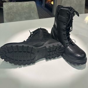 Ecco boots black.